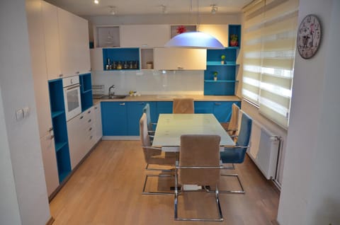 Kitchen or kitchenette, Dining area, minibar, pet friendly, stove