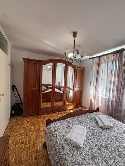 Bed, Bedroom, towels, wardrobe