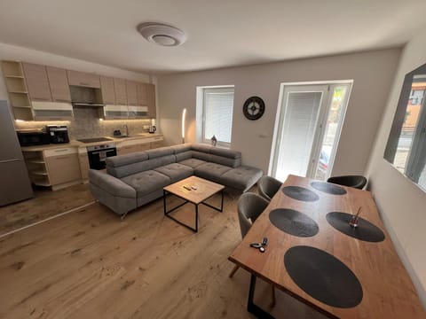 Kitchen or kitchenette, Living room, Seating area, Dining area, minibar, pet friendly, stove