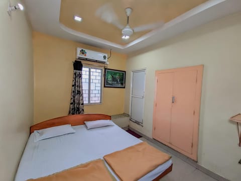 TV and multimedia, Photo of the whole room, air conditioner