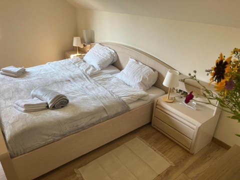 Bed, Photo of the whole room, Bedroom, towels