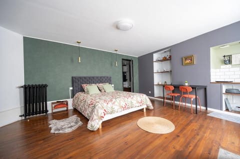 Bed, Kitchen or kitchenette, Photo of the whole room, Bedroom