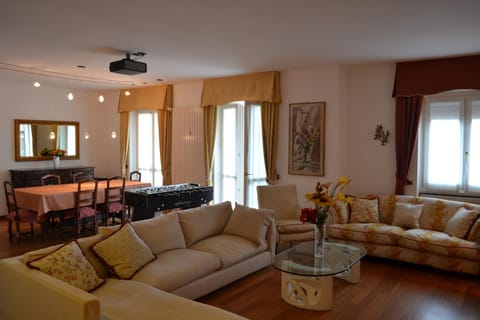 TV and multimedia, Living room, Seating area, Dining area