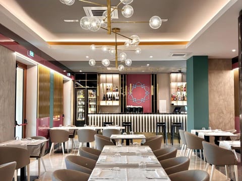 Restaurant/places to eat, Lounge or bar, Meeting/conference room