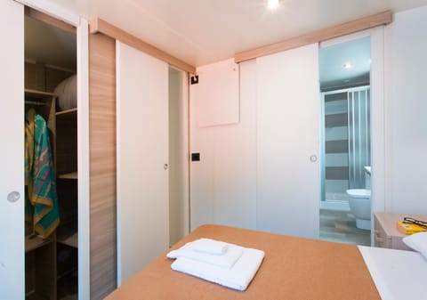 Shower, Bed, Bedroom, towels, wardrobe