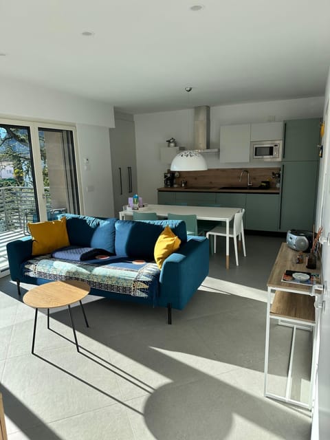 Living room, Seating area, Dining area, stove