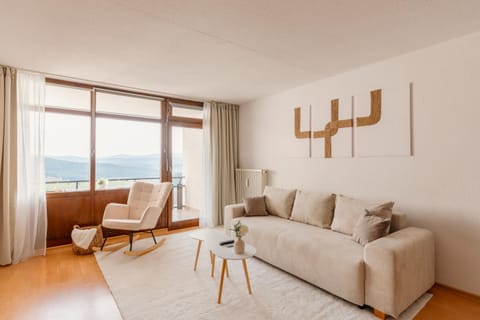 Communal lounge/ TV room, TV and multimedia, View (from property/room), Living room, Photo of the whole room, Seating area, Mountain view