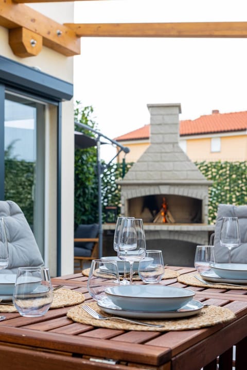 Patio, Day, BBQ facilities, Seating area, flat iron
