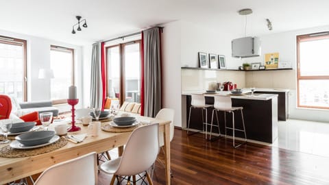 Coffee/tea facilities, Kitchen or kitchenette, Living room, Seating area