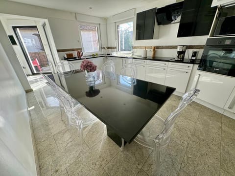 Kitchen or kitchenette, Living room, Seating area, Dining area, minibar, pet friendly, stove