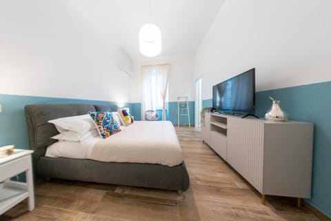 Bed, TV and multimedia, Photo of the whole room, Bedroom, hair dresser
