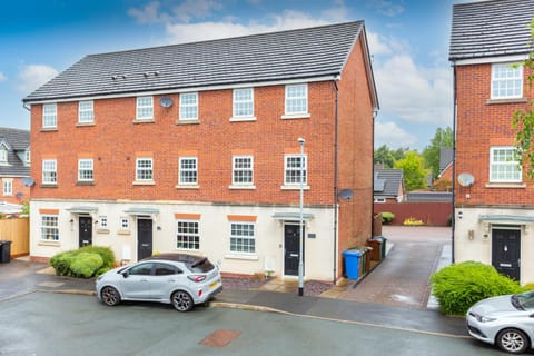 Lancers Close House House in England