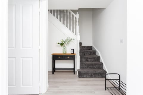 Lancers Close House House in England