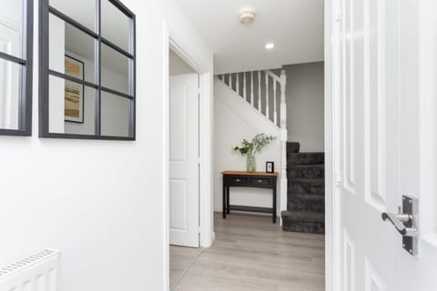 Lancers Close House House in England