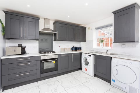 Lancers Close House House in England