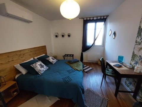 Photo of the whole room, Bedroom