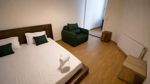 Bed, Living room, Photo of the whole room, Seating area, Bedroom, towels