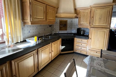 Kitchen or kitchenette, Dining area, oven, stove