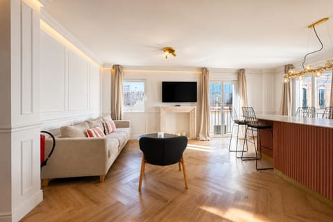 TV and multimedia, Living room, Seating area, Dining area