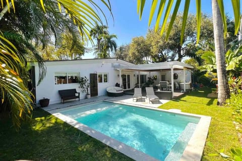 Patio, Garden view, Pool view, Swimming pool, sunbed