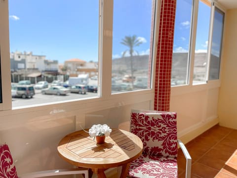 Natural landscape, View (from property/room), Balcony/Terrace, Seating area, Mountain view, Parking