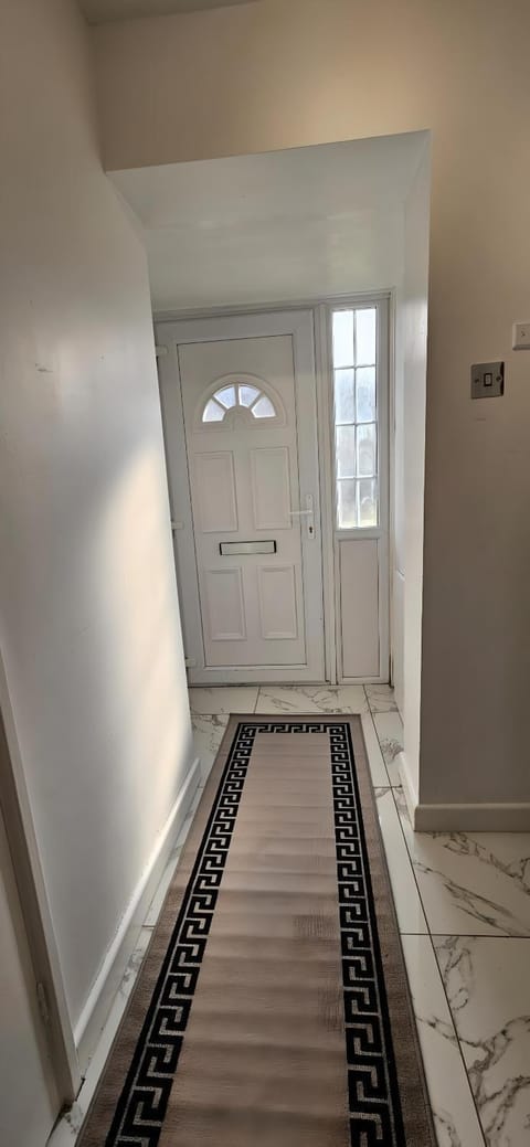 BSE Homes & Properties Ltd 4-Bedroom Home, Harlow , with Parking sleeps 6 Apartment in Harlow