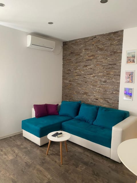 Living room, Seating area, air conditioner