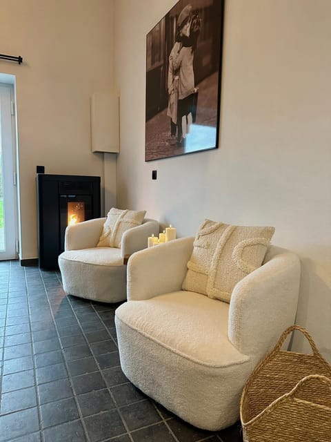 Seating area, flat iron