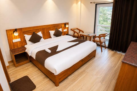 Bed, Photo of the whole room, Seating area, Bedroom