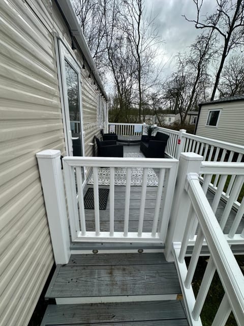 Property building, Hot Tub, Balcony/Terrace