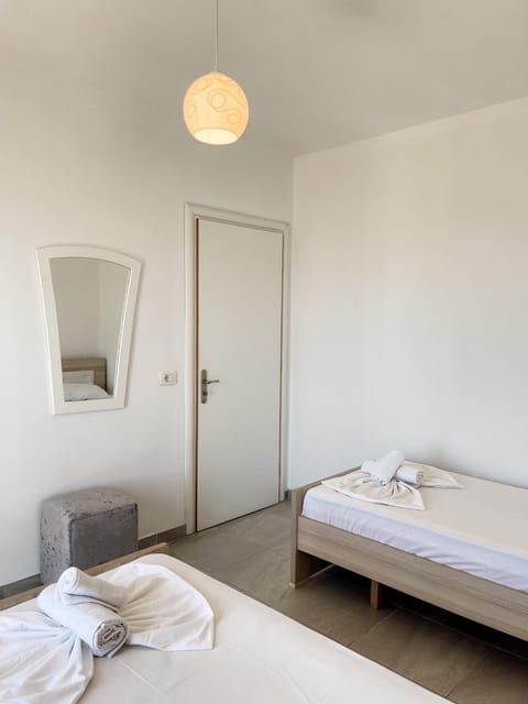 Bed, Bedroom, towels