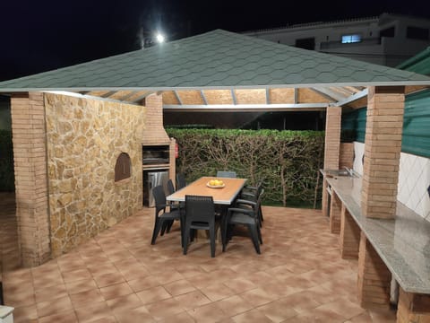 BBQ facilities, Dining area