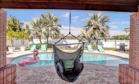 Patio, Swimming pool, sunbed