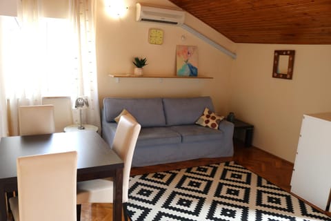 Living room, Seating area, Dining area, air conditioner