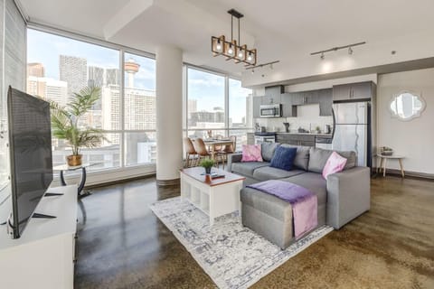 TV and multimedia, View (from property/room), Kitchen or kitchenette, Living room, Seating area, Dining area, City view