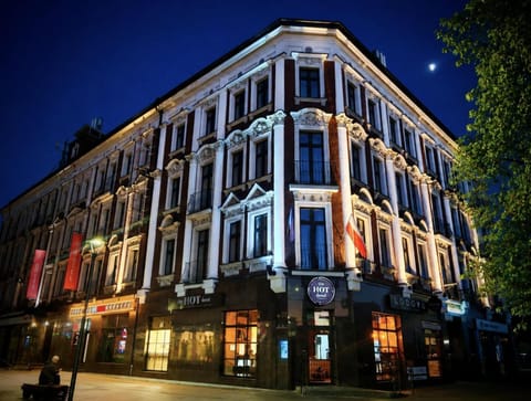 Property building, Restaurant/places to eat, Facade/entrance, Off site, Night, View (from property/room), City view, Street view, Shopping Area, Location