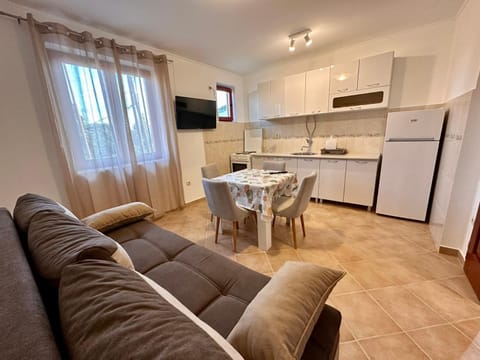 TV and multimedia, Kitchen or kitchenette, Living room, Seating area, Dining area