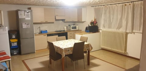 Kitchen or kitchenette, Dining area, minibar, oven, stove