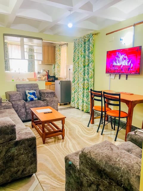 Communal lounge/ TV room, TV and multimedia, Kitchen or kitchenette, Living room, Seating area, Dining area, Evening entertainment