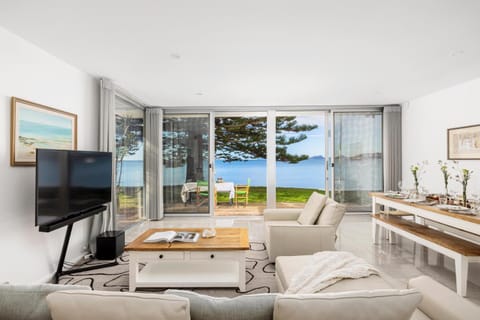 Communal lounge/ TV room, Natural landscape, TV and multimedia, Living room, Seating area, Dining area, Evening entertainment, Sea view