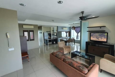 TV and multimedia, Living room, Seating area, Dining area, fireplace