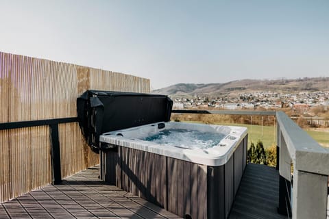 Natural landscape, Hot Tub, Hot Tub, Balcony/Terrace, Mountain view