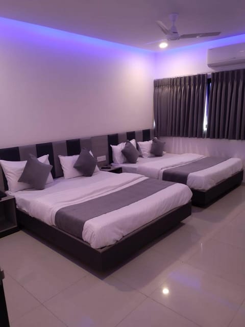 Property building, Restaurant/places to eat, Bed, Photo of the whole room, Bedroom, Breakfast