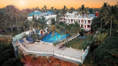 Property building, Spring, Day, Natural landscape, Bird's eye view, Garden, Garden view, Pool view, Swimming pool, Swimming pool, sunbed
