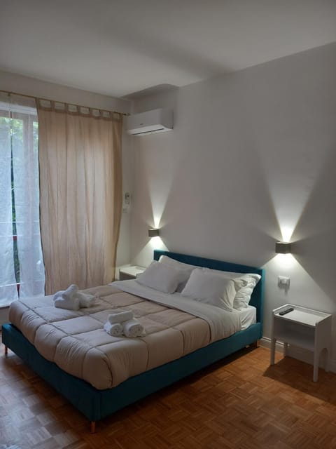 Bed, Bedroom, towels, air conditioner