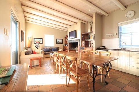 TV and multimedia, Kitchen or kitchenette, Living room, Seating area, Dining area