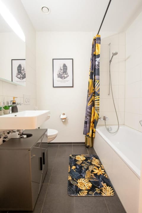 Shower, Toilet, Bathroom, Bath