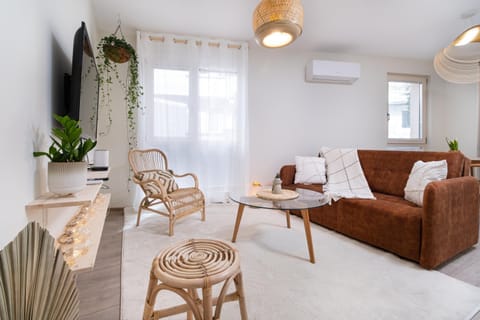 TV and multimedia, Living room, Seating area, air conditioner