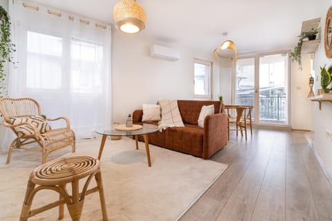 Living room, Seating area, Dining area, air conditioner