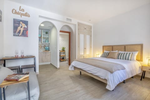 Bed, Living room, Photo of the whole room, Bedroom, internet, wardrobe, air conditioner